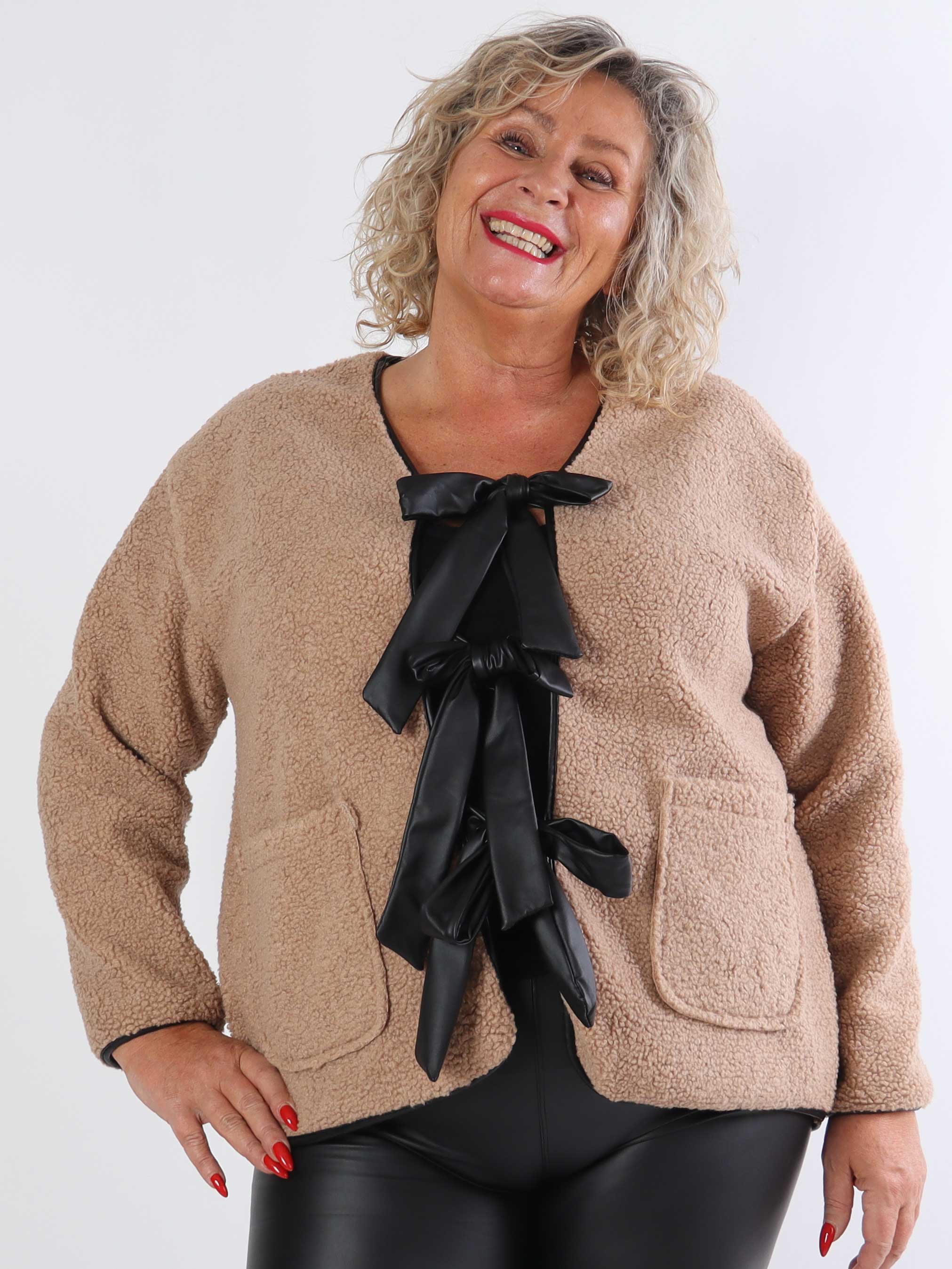 Danya - Fleecekofta i plus size med rosetter i läderlook